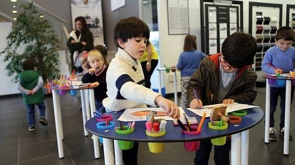 La exposición del Centro Porsche Asturias se clausura con talleres infantiles