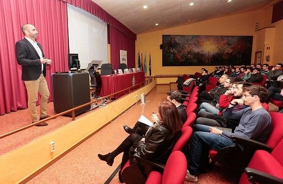 «Los títulos dan trabajo, pero sin habilidades se puede ir al paro»