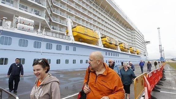 El 'Ovation of the seas' echa el ancla en Gijón