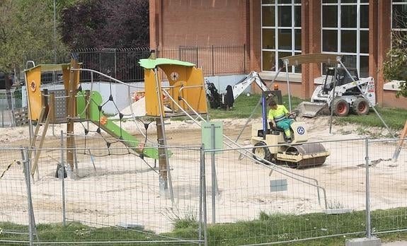 Caucho en vez de arena en los juegos de Los Pericones