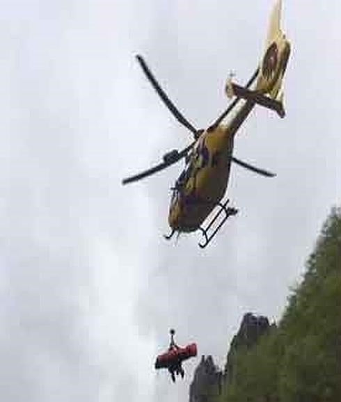 Tres heridos al caer con su coche a un río en Oseja de Sajambre