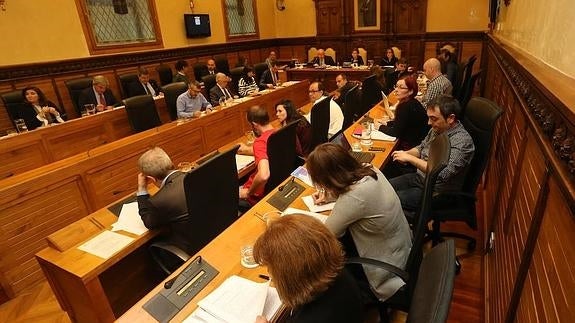 El Pleno aprueba 8,1 millones para obras, contratación de serenos y ayudas a material escolar
