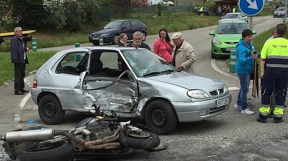 Un motorista, herido grave en un accidente en La Secada