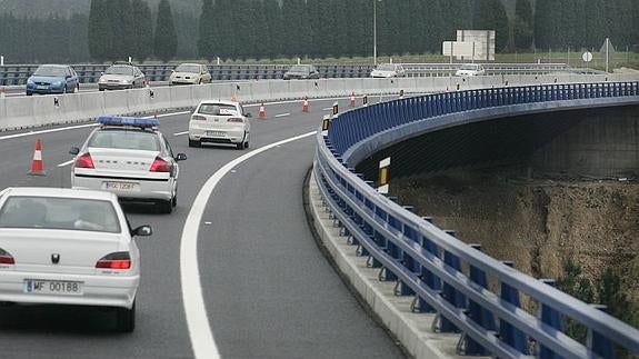 Corte en la calzada derecha de la A-8 entre Cadavedo y Querúas