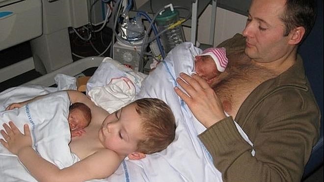 La tierna imagen del niño que hace de 'madre canguro' con su hermano recién nacido