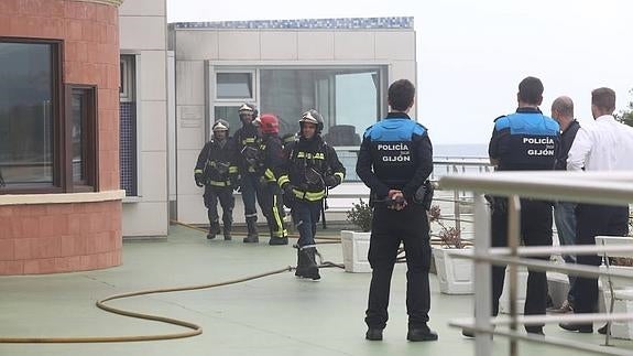 Desalojan el Club de Regatas de Gijón por un incendio