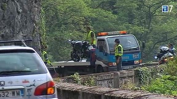 Muere un motorista llanisco tras caer por una pendiente de doce metros