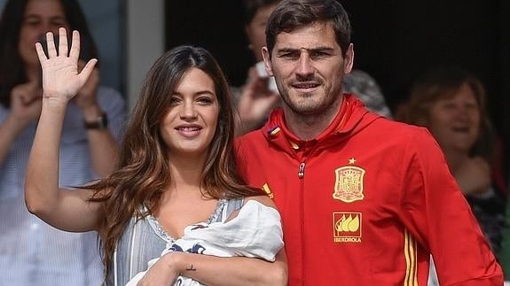 Sara Carbonero e Iker Casillas abandonan el hospital con el pequeño Lucas