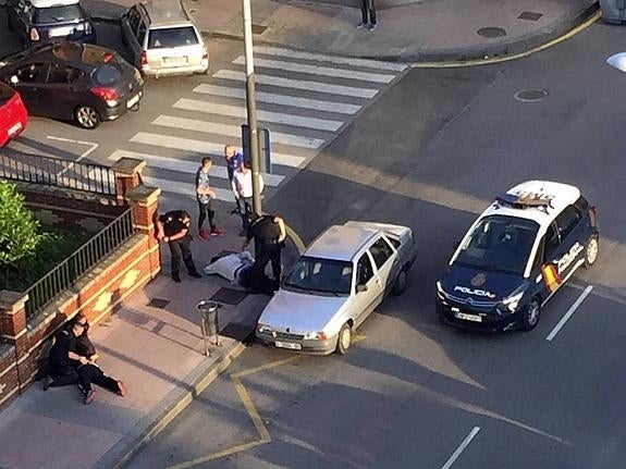 La Policía frustra a tiros un atraco en pleno centro urbano de Mieres