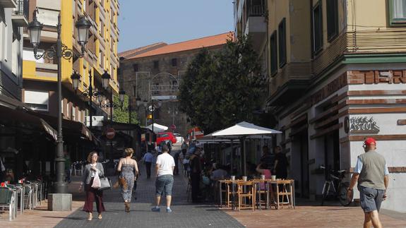 Se desprende un letrero de Gascona e hiere a una mujer en la cabeza