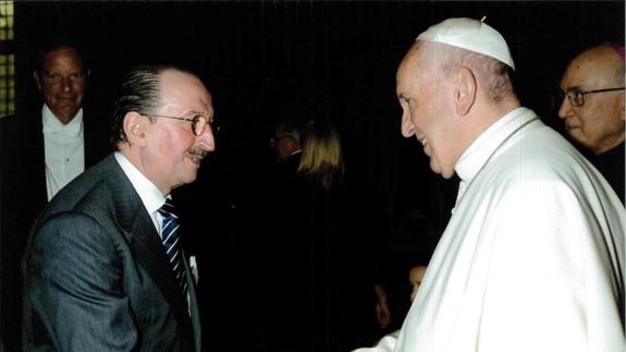 El presidente del Colegio de Médicos de Asturias, Alejandro Braña, se entrevistó con el Papa