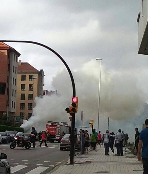 Arde el cierre de una urbanización de Viesques