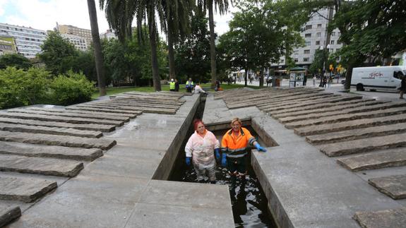 Sacan 15 kilos de cangrejos rojos más del estanque de la plaza de Europa