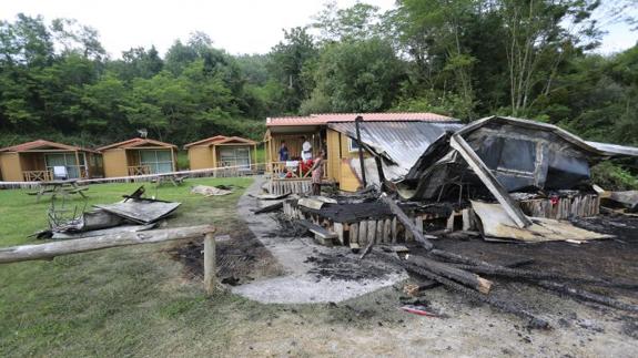 Un incendio calcina un bungaló en el camping de Deva