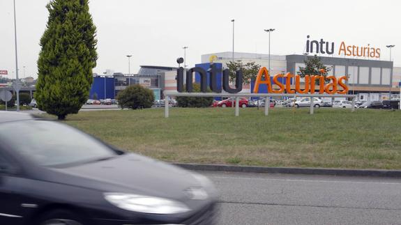 La dueña del centro comercial Intu Asturias debuta en bolsa con una subida del 1 por ciento