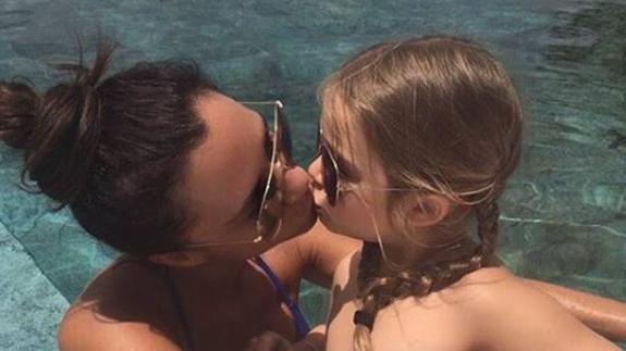 El polémico beso en la boca de Victoria Beckham a su hija