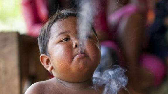 Así es hoy la vida de Ardi Rizal, el niño que fumaba 40 cigarrillos diarios a los 2 años