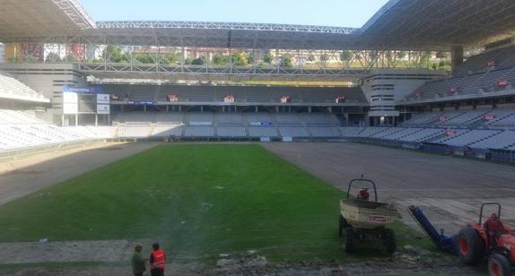 Comienza la renovación del césped del Tartiere