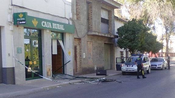 Arrancan un cajero con un tractor y dejan el botín por el camino