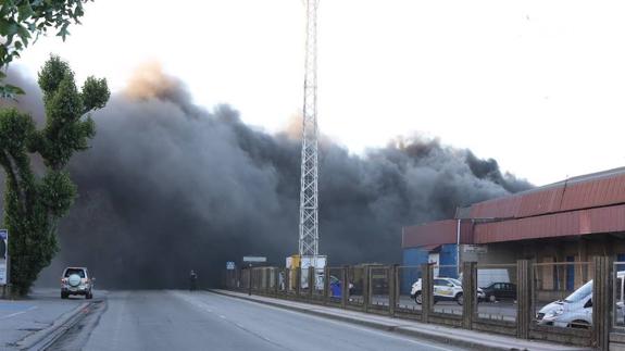 Espectacular incendio en la antigua fábrica de hielo de la Rula de Avilés