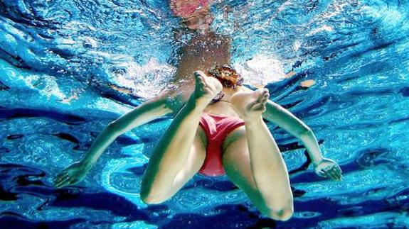 Un centro deportivo desata la polémica al prohibir a sus usuarias que usen la piscina con la regla