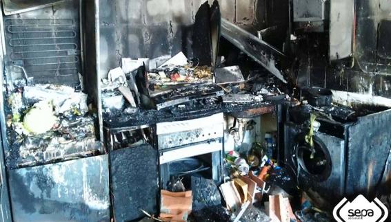 Dos intoxicados en el incendio de un bloque de viviendas de Nava