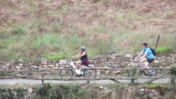 Manuela Carmena, en bicicleta eléctrica por la Senda del Oso