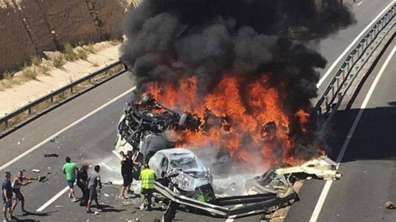 Cuatro muertos en una colisión entre un camión y dos turismos en Elche