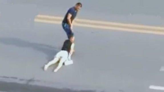 Arrastrada por el pelo ante la pasividad de los transeúntes