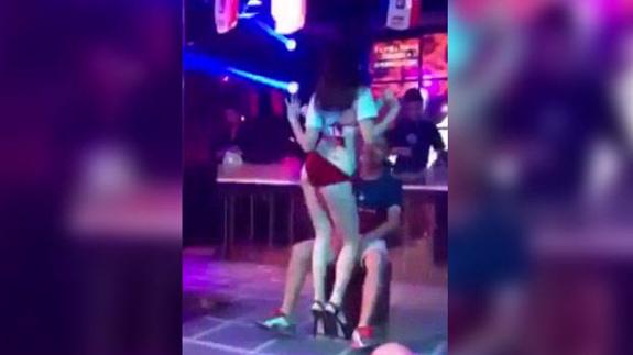 La novia, la stripper y el manotazo al novio