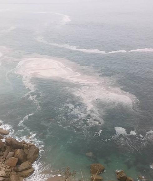 Cierran la playa de La Ñora tras un vertido