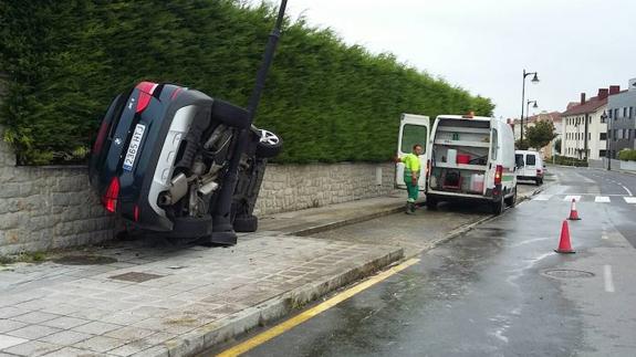 Aparatoso accidente en la avenida de las Gaviotas de Llanes