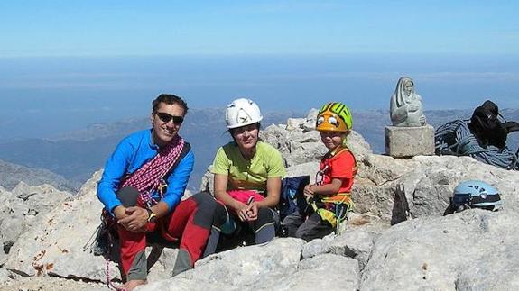 Una niña de cinco años asciende a la cima del Urriellu