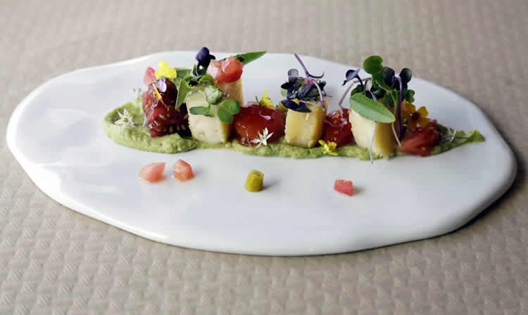 Ensalada de tomate, queso y guacamole