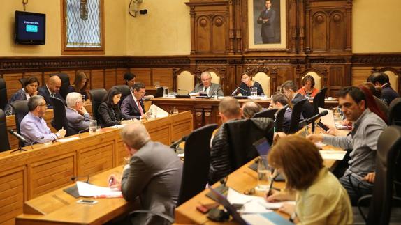 Moriyón pide a la oposición que «evite paralizar recursos solo para darle un tirón de orejas a Foro»