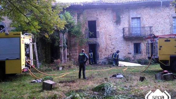 El fuego calcina parte de la techumbre del palacio de la Cogolla, cerca de Nava