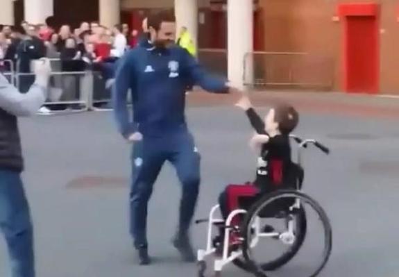 El entrañable gesto de Juan Mata con un niño con discapacidad