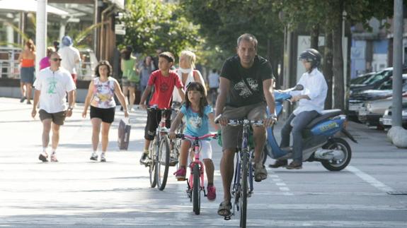 Xixón Sí Puede pide atender la petición vecinal de trasladar el carril bici de Poniente