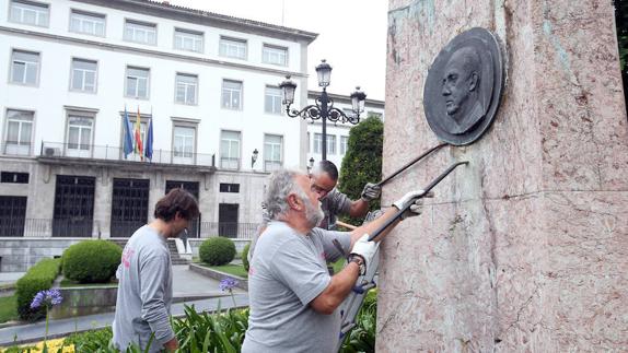 El Principado instará a los ayuntamientos a retirar la simbología franquista