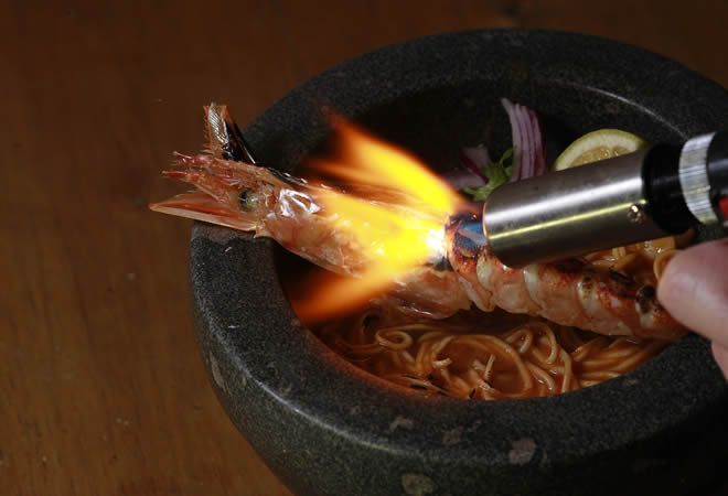 Langostinos del infierno con salmón y noodles