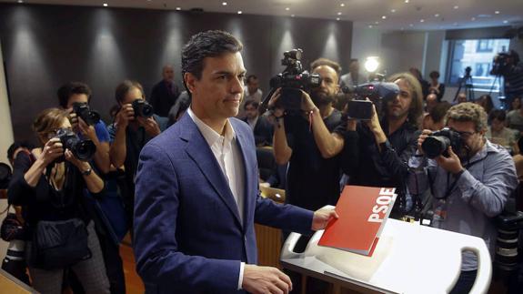 El PSOE se desploma tras su crisis, según el CIS