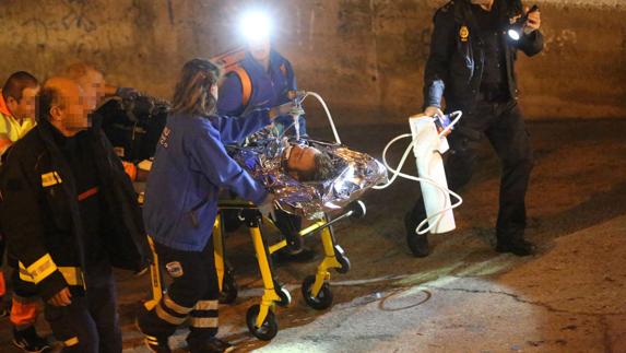 Herido grave un pescador que cayó al agua en el Puerto Deportivo de Gijón