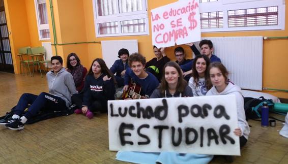 Alumnos de un instituto de Pola de Siero se encierran en el centro