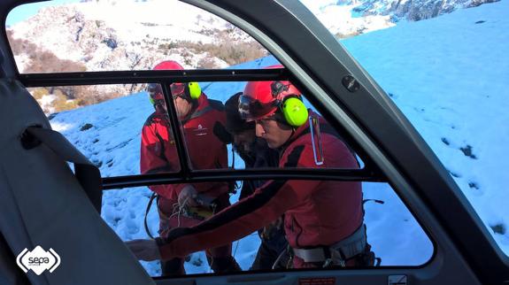 Evacuado un hombre indispuesto que se encontraba en una cabaña de Amieva