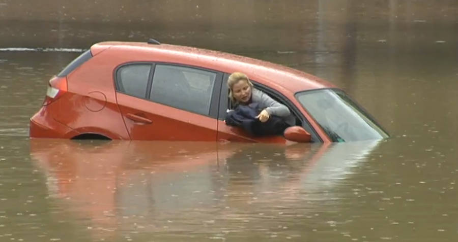 Se hunde en directo en el agua encima de su coche
