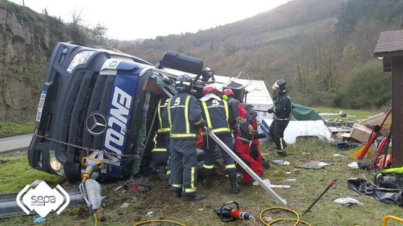 Un camionero, herido de gravedad al volcar en Cangas del Narcea