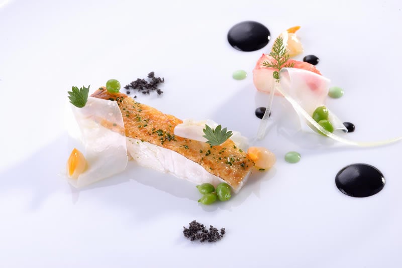 Rodaballo salvaje con salteado de frutos de mar y curry verde