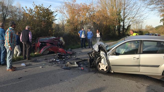 Un Muerto Y Tres Heridos Dos De Ellos Graves En Un Accidente De Trafico En Soto Del Barco El Comercio