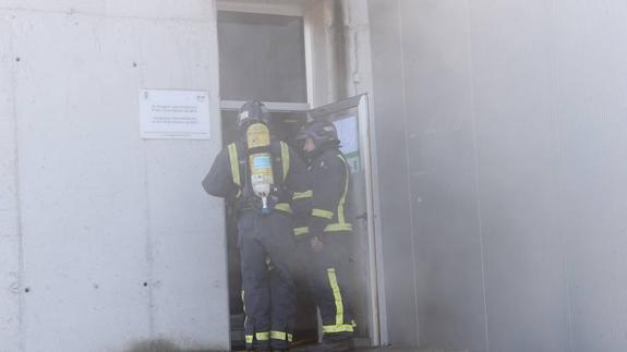 Un incendio calcina la sauna del gimnasio de Carbayín Bajo, en Siero