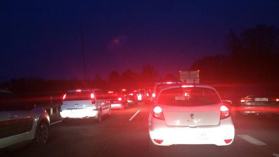 Segunda jornada de atascos kilométricos por un accidente en la 'Y'